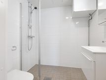 Tilavasta kylpyhuoneesta löytyy pesukoneliitäntä. Taloyhtiössä on myös asukkaiden käytössä pesutupa ja kaksi kuivaushuonetta