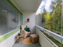 Lasitettu, siisti eteläparveke/ Inglasad sydbalkong i snyggt skick