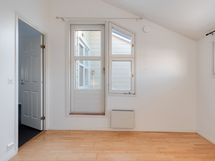 Makuuhuoneesta parvekkeelle