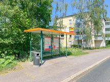 Kulman takaa löytyy bussipysäkit.