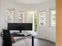 Yläkerran työtila, josta käynti parvekkeelle.