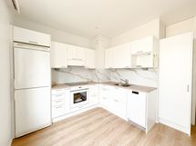 Tilavaan keittiöön mahtuu isompikin ruokapöytä.