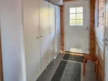 Eteisessä kuivauskaappi ja kaappitilaa ulkovaatteille