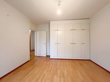 Makuuhuoneessa on vaatekaapit valmiina.