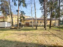 Taloyhtiön pihamaalla on istuinryhmä.
