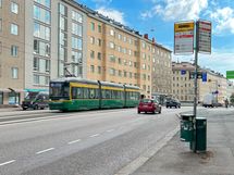 Bussi- ja raitiovaunupysäkit Mannerheimintieltä vievät hujauksessa esim. keskustaan