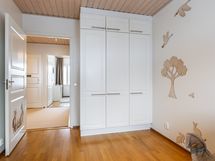 Toisessa makuuhuoneessa on myös kaapistot