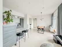 Keittiö sulautuu kivasti tähän tilaan