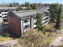 Julkisivu takaa