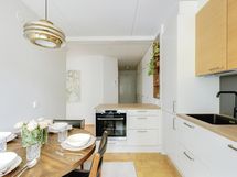 Hyvin varusteltu keittiö vuodelta 2021