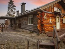 Etupiha ja sisäänkäynti sekä sivuterassi