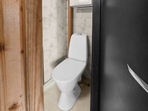 Eteistilasta kulku erilliseen wc:hen
