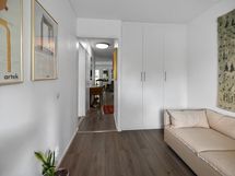 Makuuhuoneessa on kiinteät kaapistot