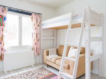 Keskikerroksen toinen makuuhuone