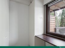 Alakerran makuuhuoneen yhteydessä on pieni varastotila