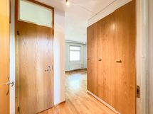 Eteisessä on mukavasti kaappitilaa ja naulakko.