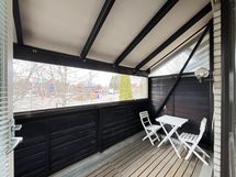 Asunnon tilava lasitettu parveke.