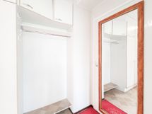 Eteisessä on lisää kaappitilaa.