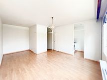Asunnossa myös iso vaatehuone, joka on erinomainen lisä!