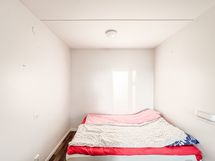 Erillinen, käytännöllinen  alkovi on 250 cm syvä.