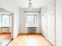 Makuuhuoneessa säilytystilaa kivasti.