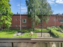 Parvekkeelta näkymät ovat rauhalliselle sisäpihalle.