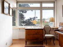 Takan taakse jäävä tila; tv-/ kirjastohuone, jopa makuuhuone