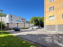 Taloyhtiön pihalta löytyy pysäköintipaikkoja.