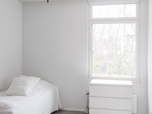 Vasemman puoleinen makuuhuone olohuoneen vieressä