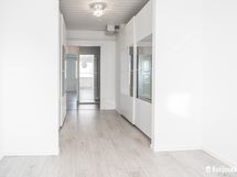 Makuuhuoneessa suuret liukupeiliovelliset säilytystilat a la walk in closet