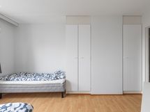 Makuuhuoneen integroidut kaapit tarjoavat käytännöllistä säilytystilaa.