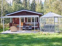 Pihasauna ja edustalla poreallas.