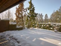 Aidattu takapiha.