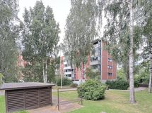 Omalla tontillaan sijaitsevassa yhtiössä on tehty kattavasti kunnostutöitä.
