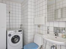erillinen wc, jossa perheen pyykkihuolto