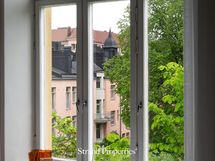 Kesäinen näkymä olohuoneen ikkunasta