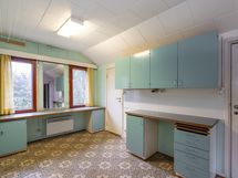 Yläkerran huone/keittiö