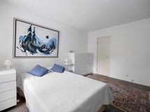 Isomman makuuhuoneen yhteydessä on erillinen vaatehuone