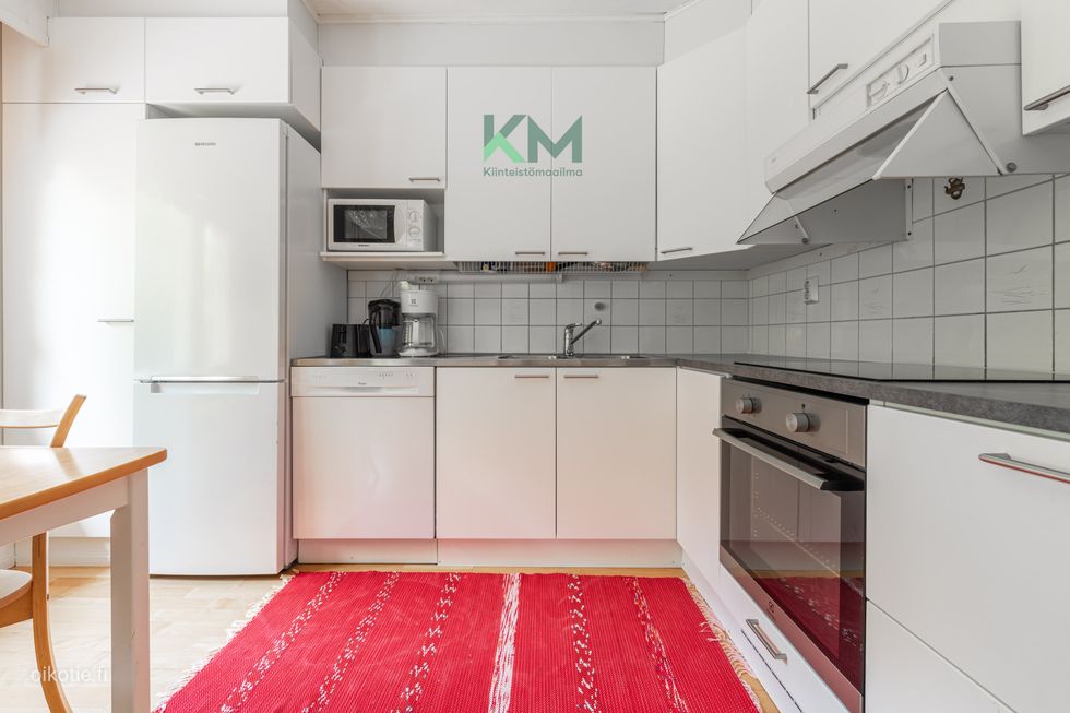 Keittiössä hyvin kaappitilaa