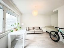 Huoneen yhteydessä on myös alkovi, mitat 203 x 130.