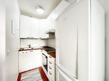 Keittokomerossa on hyvin kaapistoja.