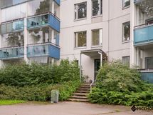 Ensimmäisen kerroksen asunto ei ole maantasalla.