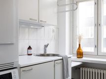 Kettiön yhteydessä kodinhoitohuone/apukeittiö