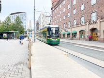 Kodin läheltä kulkee useat julkiset niin bussit, ratikat kuin metrokin!