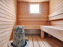 Ikkunallisessa saunassa on hyvin tilaa useammalle saunojalle.