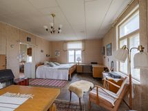 Vardagsrum/ sovrum i husets norra gavel/ Yhdistetty olo-/ makuuhuone talon pohjoispäädyllä