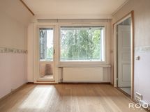 Neljännestä makuuhuoneesta on käynti parvekkeelle. Tammiparketti on asennettu vuonna 2025.