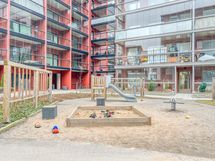 Sisäpihalta löytyy leikkipaikka