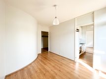 Makuuhuoneessa on persoonallinen kaareva seinä.