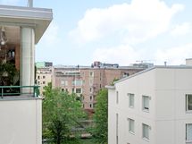 Parvekkeelta näkyy kanava.